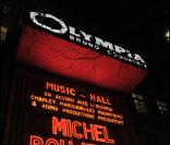 Michel Boujenah, sur scène, dans son spectacle Enfin libre !