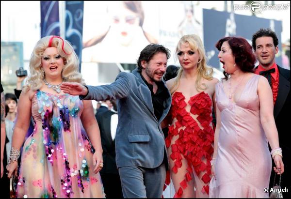 Mathieu Amalric et les filles du Cabaret New Burlesque, lors du festival de Cannes, mai 2010