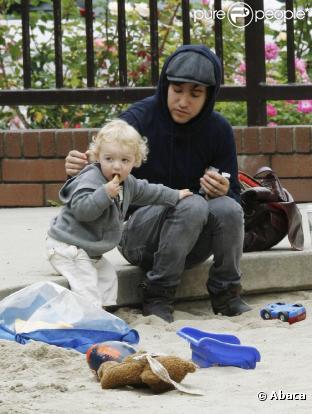 Pete Wentz partage un moment de complicité avec son fils Bronx Mowgli, au parc, en compagnie de son propre père, vendredi 9 juillet : trois générations réunies !