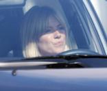 Sienna Miller dans sa voiture a une vilaine habitude : se ronger les ongles ! 