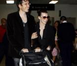 Milla Jovovich accompagnée de sa fille Ever et de son époux Paul à l'aéroport de Los Angeles le 10 juillet 2010