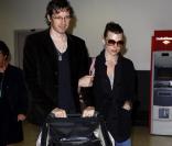 Milla Jovovich accompagnée de sa fille Ever et de son époux Paul à l'aéroport de Los Angeles le 10 juillet 2010