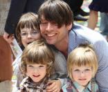 Alex James (bassiste de Blur) et ses enfants à l'occasion de l'avant-première de  Toy Story 3 , à l'Empire Leicester Square de Londres, le 18 juillet 2010.