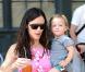 Jennifer Garner est triste car Violet part au Tibet... elle se console donc avec sa petite Seraphina !