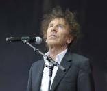Alain Souchon sur la grande scène des Vieilles Charrues, à Carhaix, le 18 juillet 2010