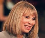 Mireille Darc : depuis toujours elle n\'a d\'yeux que pour sa coupe carrée, dotée d\'une frange.