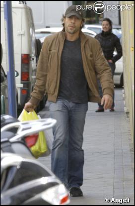 Javier Bardem sort de chez les commerçants du quartier