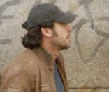 Javier Bardem sort de chez les commerçants du quartier