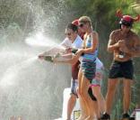 Paris Hilton s'amuse avec des amis à Saint-Tropez, le 22 juillet 2010.