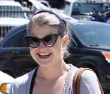 Kelly Osbourne s'éclate avec un ami dans les rues de Los Angeles le 23 juillet 2010