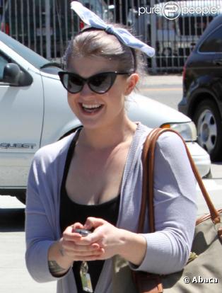 Kelly Osbourne s'éclate avec un ami dans les rues de Los Angeles le 23 juillet 2010