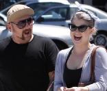 Kelly Osbourne s'éclate avec un ami dans les rues de Los Angeles le 23 juillet 2010