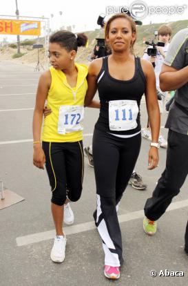 Melanie Brown et son mari Stephen Belafonte, ainsi que sa fille Phoenix, participent à un marathon de charité à Los Angeles