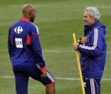 Nicolas Anelka et Raymond Domenech, avant le clash survenu lors de la Coupe du Monde en Afrique du Sud, en juin 2010.