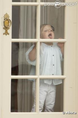 Le 30 juillet, au château de Grasten, résidence d'été de la famille royale, la petite princesse Isabella, 3 ans, s'en donnait à coeur joie, pour le plus grand plaisir des paparazzi !