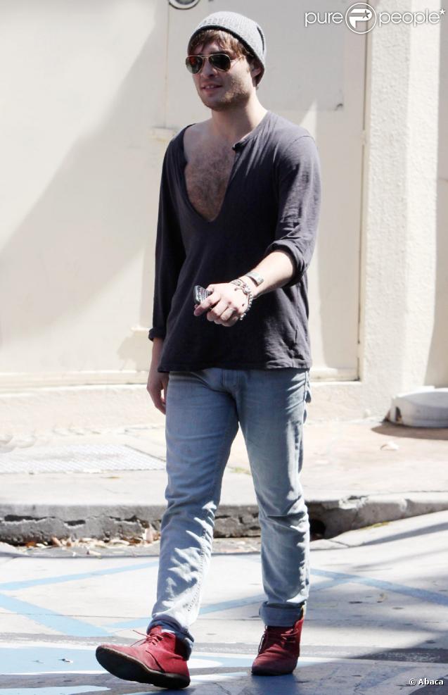 Même t-shirt et même chaussures que deux jours avant... Quand Ed se sent bien dans ses vêtements... 