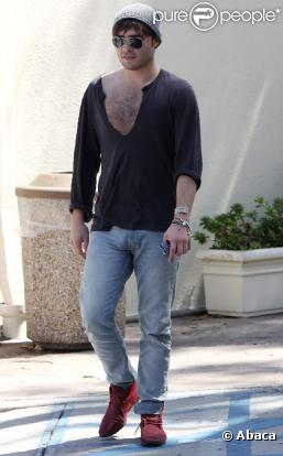 Ed Westwick après avoir déjeuné au Cafe Med à West Hollywood, le 30 juillet 2010