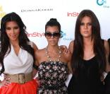Les soeurs Kardashian (Kim, Khloe et Kourtney) entourées de Kris Jenner soutiennent l'opération annuelle Super  Saturday, qui s'est déroulée samedi 31 juillet. Les fonds récoltés  seront reversés à la recherche médicale sur le cancer de l'ovaire.