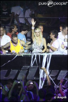 Paris Hilton fait la fête à Ibiza le 1er août 2010