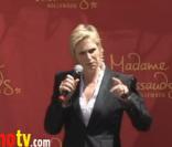 Jane Lynch découvre son double chez Madame Tussauds !