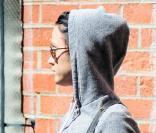 Katy Perry sort d'un rendez-vous chez le médecin, mercredi 4 août à Los Angeles, et apparaît avec de nombreux boutons sur le visage.