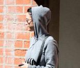Katy Perry sort d'un rendez-vous chez le médecin, mercredi 4 août à Los Angeles, et apparaît avec de nombreux boutons sur le visage.