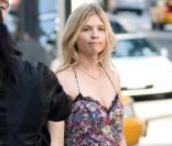 Clémence Poésy dans une ravissante robe Dior, avec une pochette Mulberry à la main qui se mariait parfaitement à sa toilette, et des 
