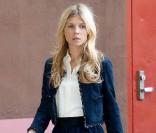 Clémence Poésy, une fois de plus à tomber dans un superbe ensemble marine, fait d'une veste très bien taillée et d'une jupe babydoll. Canon ! 