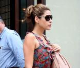 La bomba latina Eva Mendes nous a ravi dans sa petite robe estival Madewell, associée à des compensées camel, et au sac Libertine Hobo de Christian Dior en version nude.