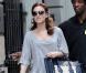 Leighton Meester, dans son petit look casual fait de boots frangées bleu roi signées Mulberry, d'un petit short fluide assorti et d'un top gris, avec des lunettes tendance Emilio Pucci et le it-bag Boston de la maison Céline.