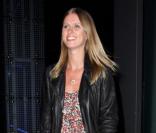 Nicky Hilton dans une adorable robe fleurie portée sous un perfecto des plus branchés, avec un it-bag Balenciaga rouge à la main, et des chaussures pointues totalement "in" signées Isabel Marant.