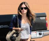 Rachel Bilson : Top gris, boyfriend jean, ballerines camel et sac Chanel en osier, l'ancienne star de la série  Newport Beach  est au top.
