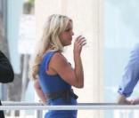 Britney Spears se rend dans un théâtre de Los Angeles pour assister à une pièce de théâtre, samedi 7 août, en compagnie de son boyfriend Jason Trawick.