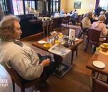 Pascal est seul dans le hall... pendant que Lucie profite des activités de l'hôtel ! 