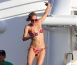 Quand on est la plus blonde et célèbre des héritières on se doit de passer des vacances sur un yacht... Paris Hilton plonge dans la vie en bikini !  