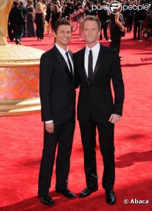 Neil Patrick Harris et son compagnon David Burtka posent sur le tapis rouge de la cérémonie des Emmy Awards en septembre 2009 