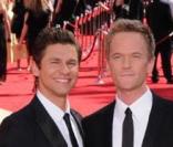 Neil Patrick Harris et son compagnon David Burtka posent sur le tapis rouge de la cérémonie des Emmy Awards en septembre 2009 