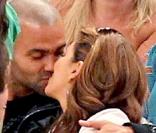 Nos amoureux Eva Longoria et Tony Parker ne peuvent s\'empêcher de se faire des bisous lors du match de basket opposant les Etats-Unis à la France à New York le 15 août 2010