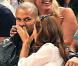 Nos amoureux Eva Longoria et Tony Parker ne peuvent s'empêcher de se faire des bisous lors du match de basket opposant les Etats-Unis à la France à New York le 15 août 2010