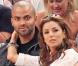 Nos amoureux Eva Longoria et Tony Parker ne peuvent s'empêcher de se faire des bisous lors du match de basket opposant les Etats-Unis à la France à New York le 15 août 2010