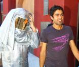 Adrian Grenier et Bobby Trendy, en tenue d'astronaute, lors d'une séance shopping chez Diabolina à Beverly Hills le 16 août 2010