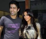 Kim Kardashian croise le beau Adrian Grenier lors d'une de ses séances shopping chez Diabolina à Beverly Hills le 16 août 2010