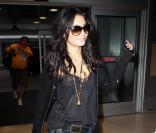 Vanessa Hudgens comme d'habitude très ravissante, dans un jean branché signé Wildfox et un simple top noir, avec une multitude d'accessoires pour une allure casual ultra stylée.