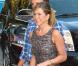 Jennifer Aniston : Escarpins gris élégants et robe en tweed impeccable Dolce & Gabbana, le mix idéal pour être aussi chic que sexy ! Bravo