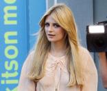 Mischa Barton nous a séduit grâce à son look romantique et sexy, en s'affichant dans un short en daim, associé à une blouse nude et à des ankle boots compensées.