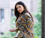 Jessica Szohr porte une blouse Catherine Malandrino associée à un short en jean et à un sac camel parfaitement assorti à ses boots talonnées.
