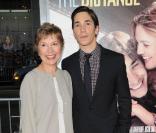  Justin Long et sa mère à l'avant-première du film Going the Distance au Grauman's Chinese Theatre à Hollywood le 23 août 2010 