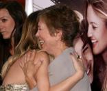  Drew Barrymore et la mère de Justin Long à l'avant-première du film Going the Distance au Grauman's Chinese Theatre à Hollywood le 23 août 2010 