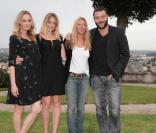 Ludivine et Diane posent aux côtés de Denis Ménochet et la réalisatrice Fabienne Berthaud au festival du film d'Angoulême. 26 août 2010