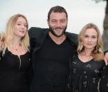 Ludivine et Diane entourent Denis Ménochet au festival du film d'Angoulême. 26 août 2010